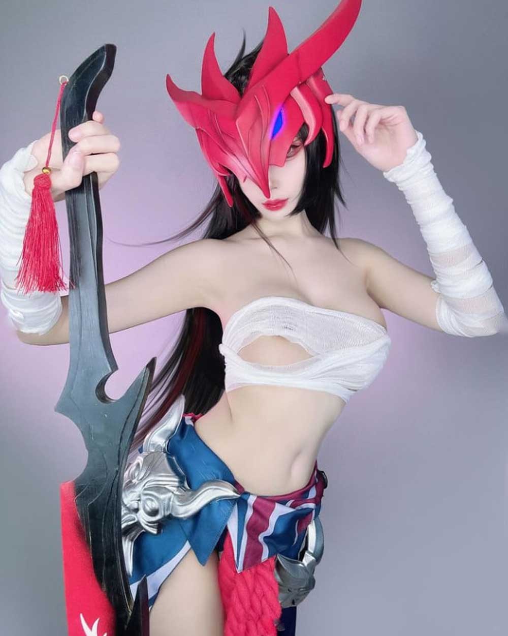 Bộ ảnh Cosplay Yone phiên bản siêu đầy đặn khiến fan khó lòng rời mắt