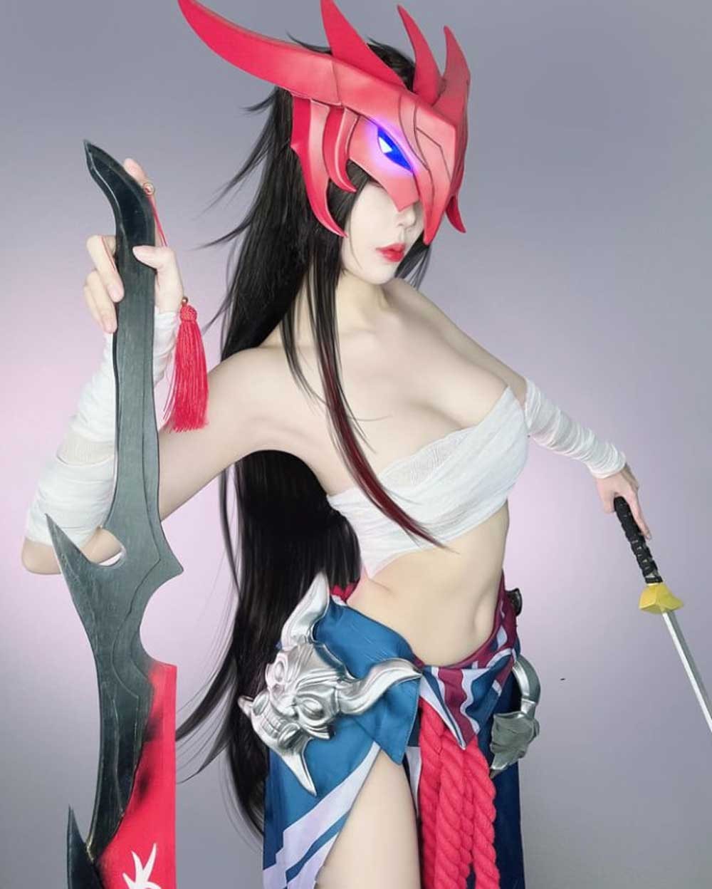 Bộ ảnh Cosplay Yone phiên bản siêu đầy đặn khiến fan khó lòng rời mắt