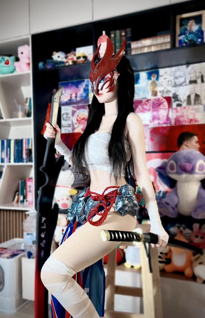 Gái xinh lộ ảnh hậu trường màn cosplay Yone 