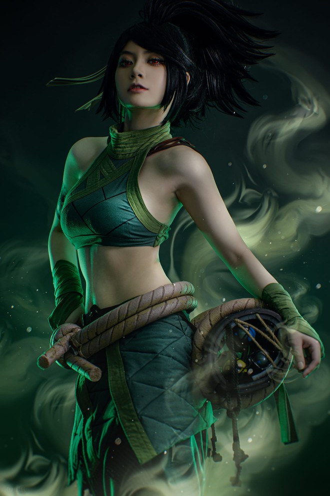 Bộ ảnh Cosplay sát thủ Akali khoe lưng trần nuột hơn AI