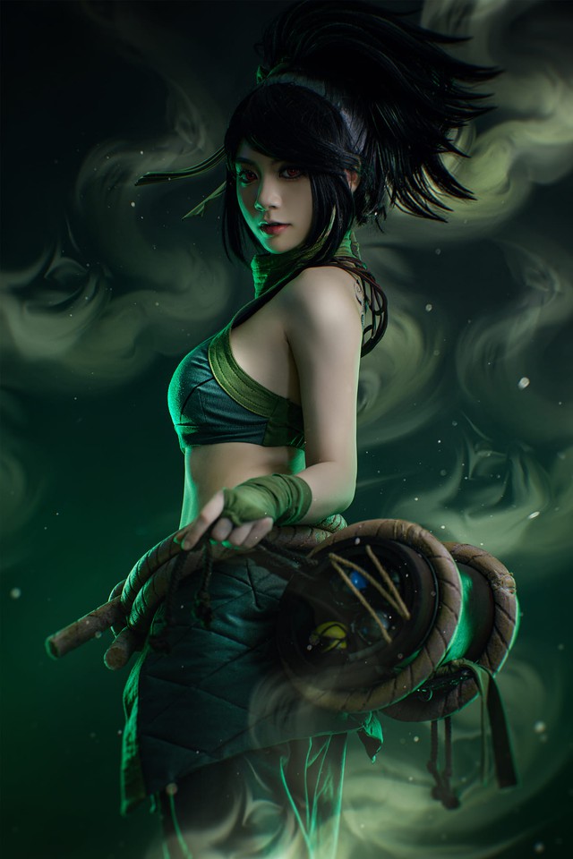 Bộ ảnh Cosplay sát thủ Akali khoe lưng trần nuột hơn AI