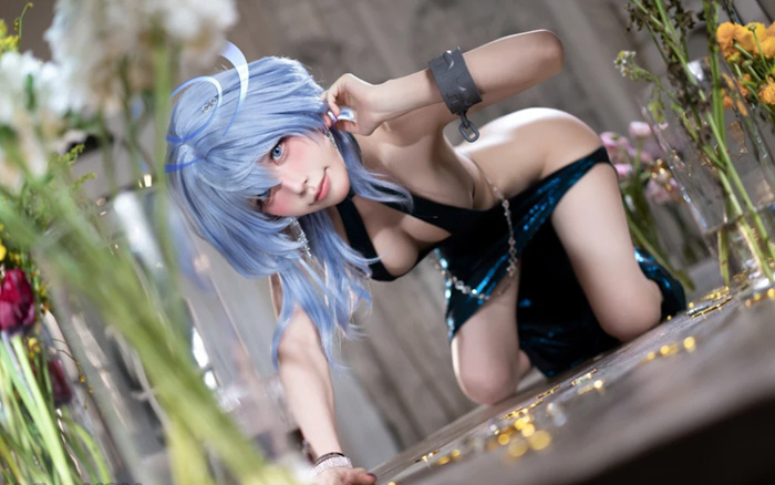 Bộ ảnh Cosplay Ako cùng váy lưng trần lấp ló vòng 1 đầy quyến rũ trong Blue Archive