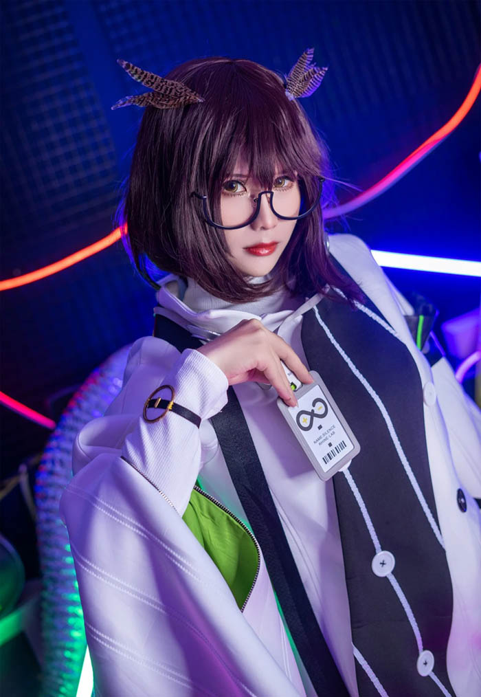 Bộ ảnh Cosplay cô nàng người lai cú Silence với vòng 1 đẫy đà trong Arknights