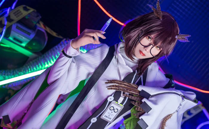 Bộ ảnh Cosplay cô nàng người lai cú Silence với vòng 1 đẫy đà trong Arknights