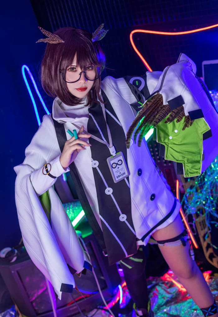 Bộ ảnh Cosplay cô nàng người lai cú Silence với vòng 1 đẫy đà trong Arknights