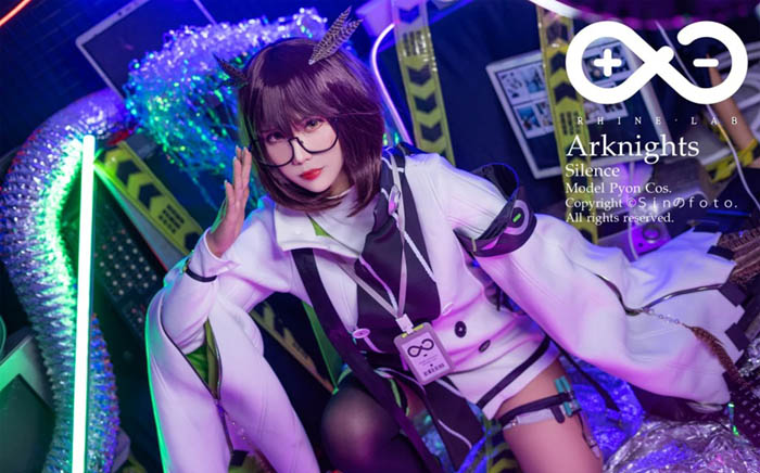 Bộ ảnh Cosplay cô nàng người lai cú Silence với vòng 1 đẫy đà trong Arknights