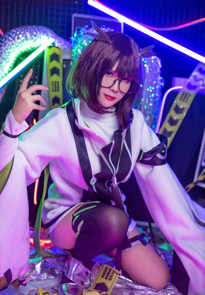 Bộ ảnh Cosplay cô nàng người lai cú Silence với vòng 1 đẫy đà trong Arknights