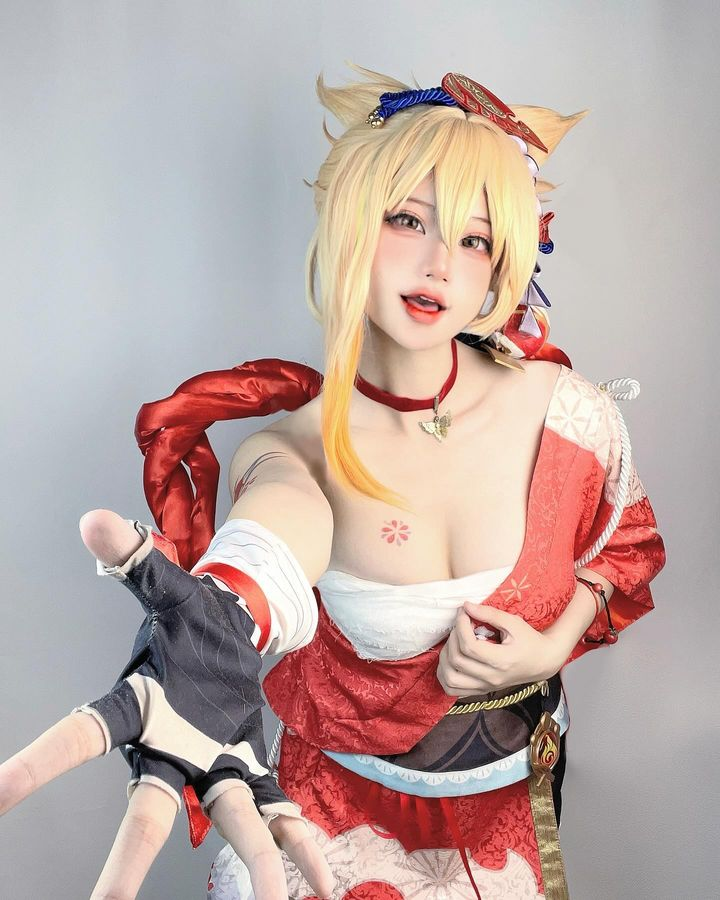 Màn cosplay Shenhe trắng tinh khôi của vợ “quốc dân” khiến anh em Genshin Impact mê mẩn